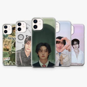 Può includere: Una collezione di cinque custodie per telefoni, ognuna con un design diverso. Le custodie presentano immagini di giovani uomini, con sfondi e stili diversi. Le custodie sono realizzate in plastica trasparente e hanno una finitura lucida.