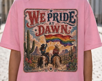 Camiseta retro del orgullo, camiseta con estética vaquera LGBTQ, camiseta western "We Pride At Dawn", ropa country queer, regalo para vaquera gay.