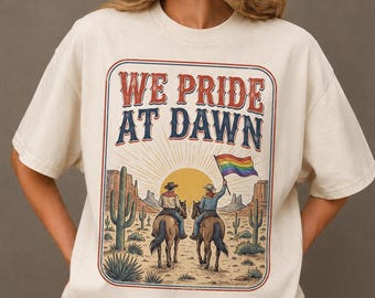Camiseta We Pride At Dawn, camiseta vintage western LGBTQ, camiseta vaquera arcoíris del orgullo, camiseta retro de vaquera del desierto, regalo country western queer