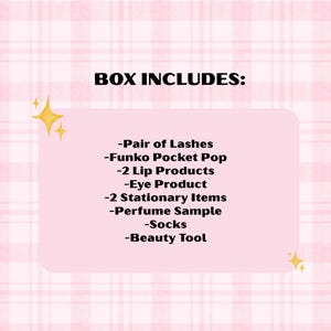 Op de afbeelding: Een roze afbeelding met de tekst "BOX INCLUDES:" en een lijst met items: Paar wimpers, Funko Pocket Pop, 2 Lip Products, Eye Product, 2 Stationery Items, Parfum Sample, Sokken en Beauty Tool. De achtergrond is een roze en wit geruit patroon.