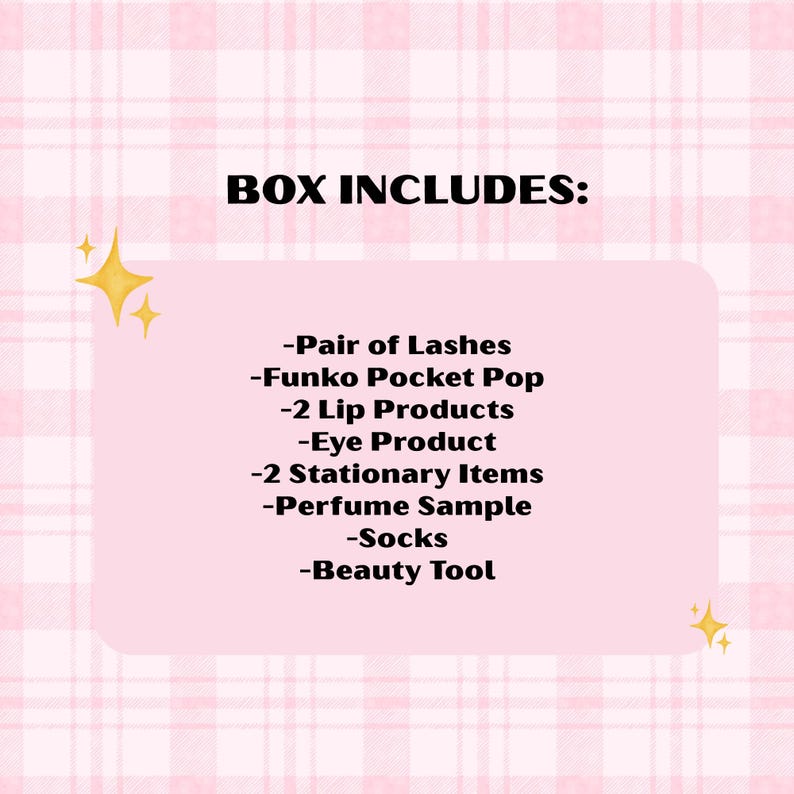 Op de afbeelding: Een roze afbeelding met de tekst "BOX INCLUDES:" en een lijst met items: Paar wimpers, Funko Pocket Pop, 2 Lip Products, Eye Product, 2 Stationery Items, Parfum Sample, Sokken en Beauty Tool. De achtergrond is een roze en wit geruit patroon.