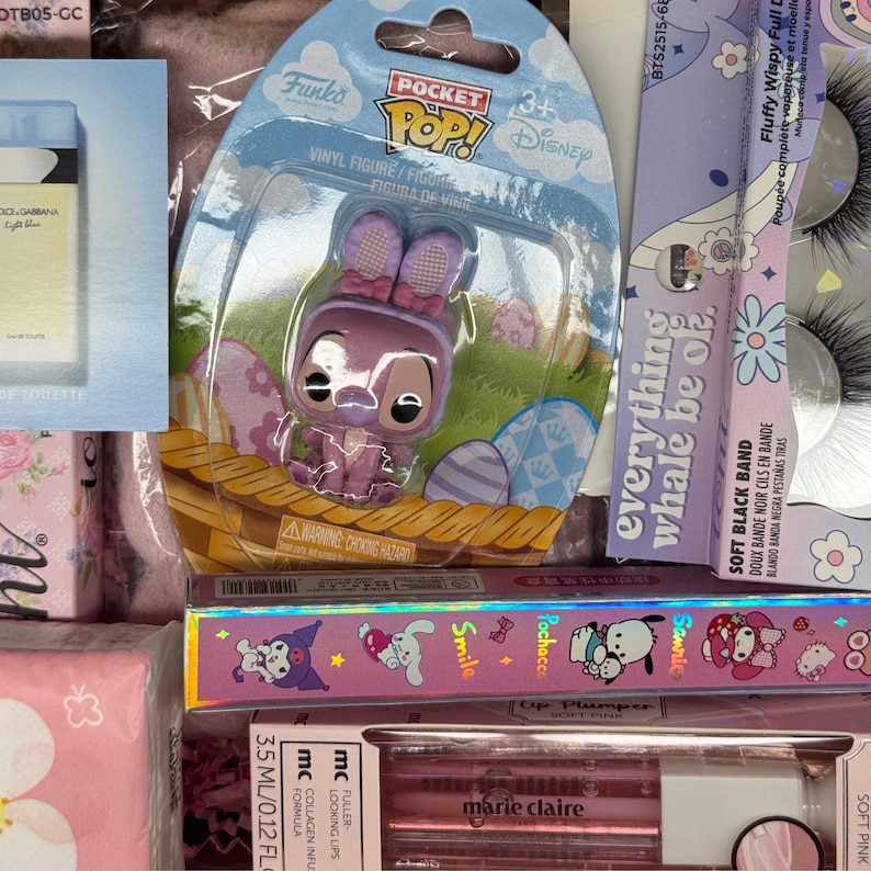 Op de afbeelding: Een Funko Pocket Pop! Disney vinyl figuur van Stitch in een paashaas kostuum. De figuur zit in een doorzichtige plastic verpakking met een blauwe achtergrond en de woorden "Vinyl Figure" en "Pocket Pop!" erop.