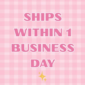 Op de afbeelding: Roze en witte geruite achtergrond met de tekst "SHIPS WITHIN 1 BUSINESS DAY" in roze, omlijnd in wit. Twee gele sterren met glitters staan onderaan.