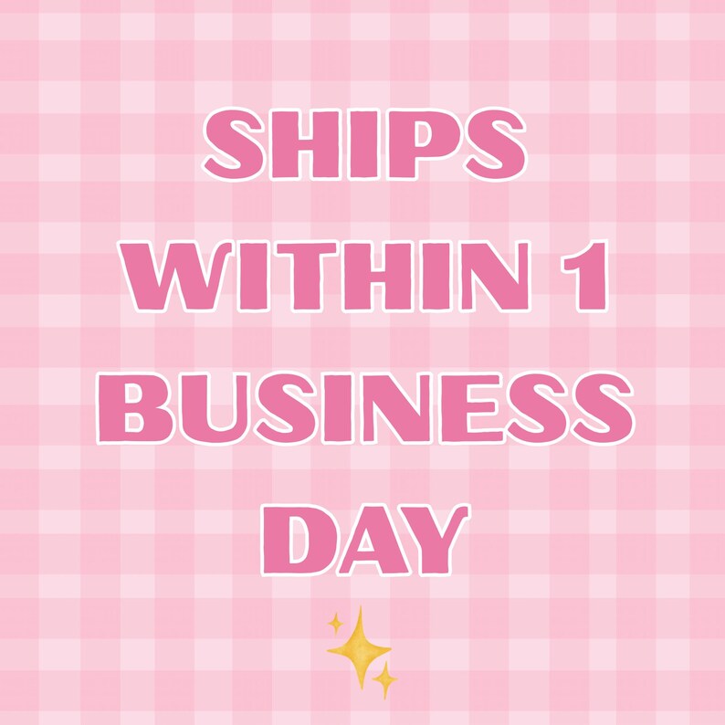 Op de afbeelding: Roze en witte geruite achtergrond met de tekst "SHIPS WITHIN 1 BUSINESS DAY" in roze, omlijnd in wit. Twee gele sterren met glitters staan onderaan.
