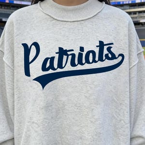 Patriots PNG, Design de Mascote dos Patriots em Estilo Cursivo, Design para Camiseta de Espírito Escolar, PNG para Sublimação Esportiva em Dia de Jogo, PNG para Orgulho do Time