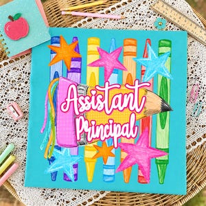 Puede incluir: Un gráfico cuadrado de color turquesa brillante con ilustraciones verticales de crayones en morado, amarillo, naranja, azul y verde. Un lápiz amarillo está centrado con el texto blanco "Assistant Principal" y estrellas rosas.