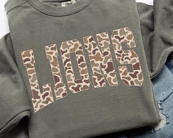 Lions maskot PNG, Varsity Camo Lions sublimeringsdesign, skolandan matchdagströja, laganda digital nedladdning