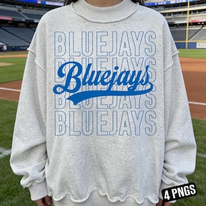 Puede incluir: Una taza de cerámica blanca con un asa negra y el texto "But First, Coffee" en un estilo manuscrito. La taza está sobre una superficie blanca. La taza mide aproximadamente 10 cm de alto.