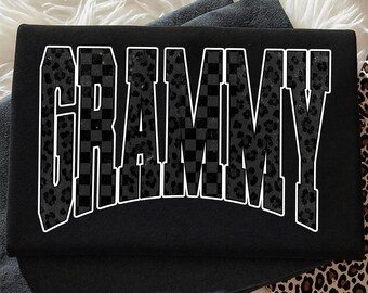 Grammy PNG, svart leopardrutig Grammy PNG, Varsity Grammy-skjortadesign, sublimerad mormors-png