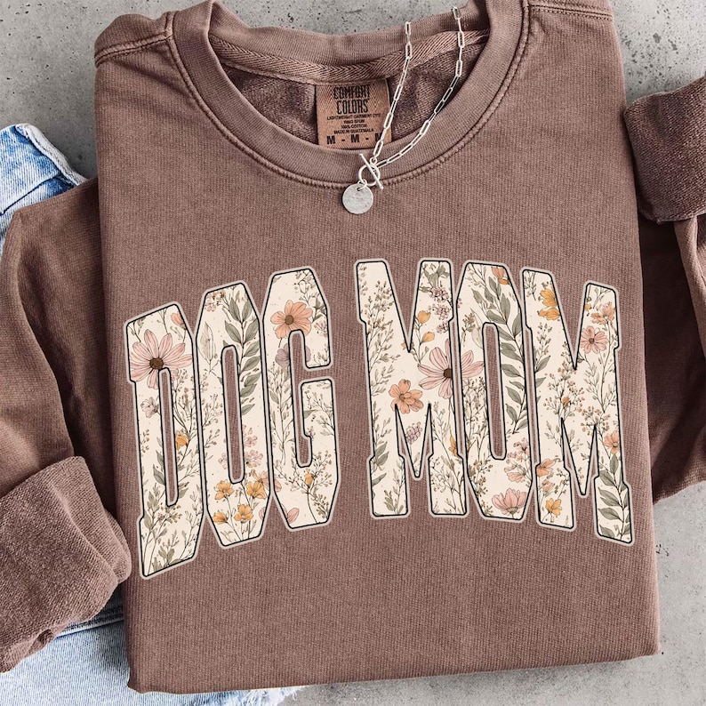 Dog Mom PNG, Floral Wildflower Dog Mom Shirt Design, Moederdagcadeau, Boho Varsity Dog Lover Graphic, Sublimatiebestand, Instant Download afbeelding 1