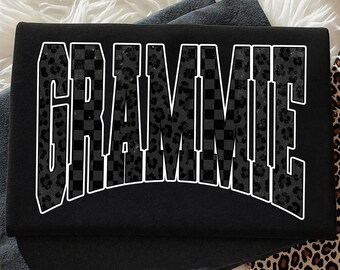 Grammie PNG, svart leopardrutig grammi PNG, varsity grammi-skjortadesign, nödställd mormors sublimering PNG