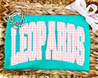 Leoparder PNG, rosa gingham-leopardmaskot, preppy varsity-leoparder, skolandan matchdagströjadesign, flickigt lagmaskot sublimering PNG