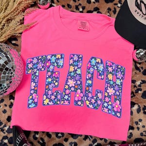 Teach png bloemen lente Teach shirtontwerp, cadeau leraar waardering, retro bloem les sublimatie, terug naar school, png afbeelding 4