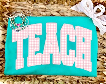 Lär PNG Rosa gingham Teach-skjortadesign, Läraruppskattningsgåva, Varsity Teach-sublimering, Tillbaka till skolan PNG