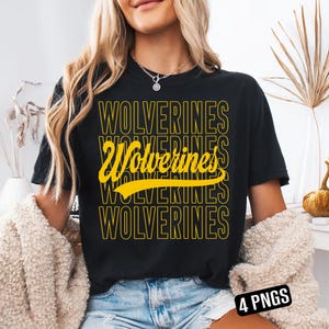 Op de afbeelding: Zwart T-shirt met het woord "Wolverines" in geel en zwart. Het woord wordt meerdere keren herhaald in een gestapeld ontwerp. Het shirt heeft een ronde hals en korte mouwen. De tekst "4 PNGS" is ook inbegrepen.