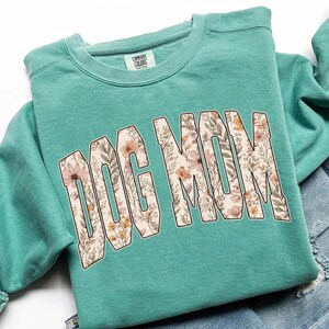 Dog Mom PNG, Floral Wildflower Dog Mom Shirt Design, Moederdagcadeau, Boho Varsity Dog Lover Graphic, Sublimatiebestand, Instant Download afbeelding 5