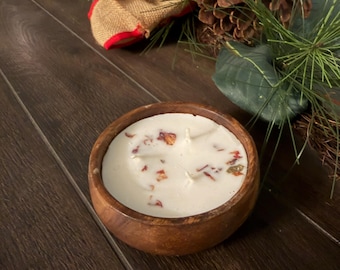 Vela vertida a mano en un recipiente de madera de acacia con cera de soja y diferentes aromas para elegir.