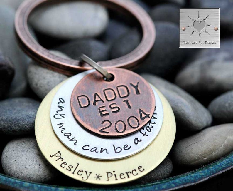 Custom Mixed Metal Keychain for Dad Any Man Can Be A Father Daddy Key Chain A Son's First Hero Gift for Dad Bild 2