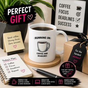 Peut inclure: Une tasse à café blanche avec le texte "RUNNING ON COFFEE AND DEADLINES" et un dessin de tasse à café. L'image comprend un bloc-notes, un stylo et une boîte cadeau, suggérant un ensemble cadeau sur le thème du café. La tasse est sur un dessous de verre en bois.