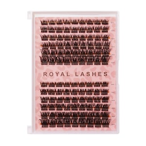 Pode incluir: Uma bandeja retangular de extensões de cílios individuais marrons escuros. A bandeja é rotulada como "ROYAL LASHES" e apresenta um fundo rosa com medidas em milímetros. Os cílios são dispostos em fileiras, variando de 8 mm a 14 mm de comprimento.