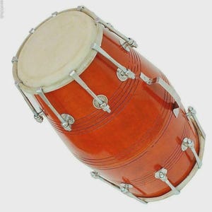 Op de afbeelding: Een witte keramische mok met een zwart handvat en de tekst "But First, Coffee" in een vetgedrukte, zwarte letter. De mok staat op een houten oppervlak. De mok is ongeveer 10 cm hoog.