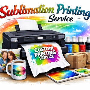Peut inclure: Illustration d'une imprimante noire avec le texte "Sublimation Printing Service". L'image montre un oreiller, une tasse et d'autres articles avec des impressions personnalisées colorées. Des cartouches d'encre et une boîte sont également visibles.
