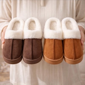 Puede incluir: Cuatro pares de zapatillas de casa en tonos marrón y beige. Cada zapatilla tiene un suave forro y ribete de piel sintética blanca. Las zapatillas tienen una puntera redondeada y una suela resistente, para uso en interiores.