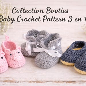 Peut inclure: Chaussons de bébé au crochet roses, gris et bleu marine. Les chaussons roses ont un design de cochon, les gris ont des rubans blancs et les bleus marine ont des semelles et des nœuds jaunes. Le texte "Collection Booties Baby Crochet Pattern 3 en 1" est en haut.