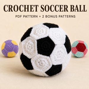 Op de afbeelding: Een grote gehaakte voetbal met zwarte en witte zeshoekige panelen, geflankeerd door twee kleinere gehaakte ballen in paars en geel, en roze en groenblauw. Tekst: CROCHET SOCCER BALL PDF PATTERN + 2 BONUS PATTERNS.