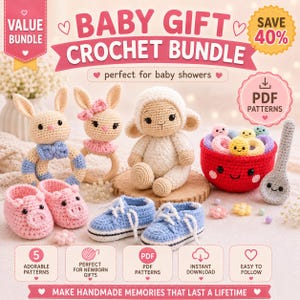 Peut inclure: Un ensemble cadeau de naissance au crochet comprenant un hochet lapin, un agneau, un bol de beignets, une cuillère, des chaussons roses en forme de cochon et des baskets bleues. Le texte dit "Baby Gift Crochet Bundle".