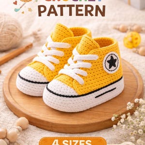 Peut inclure: Une paire de chaussons de bébé au crochet jaunes avec des lacets blancs et un écusson étoile noir. Les chaussures sont présentées sur une surface en bois, avec le texte "PDF Crochet Pattern" et "4 Sizes Digital Product".