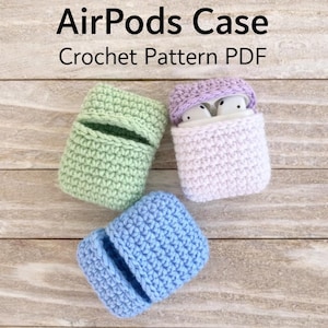 Peut inclure: Trois étuis AirPods crochetés à la main, aux couleurs pastel : vert clair, lavande et bleu. Les étuis sont cylindriques avec une fente pour le port de chargement. Le texte "AirPods Case Crochet Pattern PDF" est en haut.