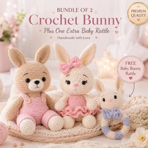 Peut inclure: Un ensemble de deux lapins au crochet et un hochet pour bébé. Les lapins sont beiges et blancs, avec des détails roses. Le hochet est bleu et blanc. Le texte indique "Lot de 2 Lapins au Crochet Plus un hochet pour bébé".