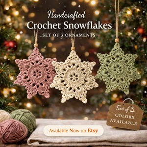Peut inclure: Trois flocons de neige au crochet faits à la main, de couleurs rose, crème et vert, suspendus par de la ficelle. Le texte "Handcrafted Crochet Snowflakes. SET OF 3 ORNAMENTS" et "Available Now on Etsy" est visible. Une étiquette indique "Set of 3 COLORS AVAILABLE".