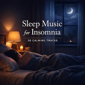 Puede incluir: Una escena de dormitorio con poca luz con el texto "Sleep Music for Insomnia" y "30 CALMING TRACKS". Una persona está acostada en la cama bajo una manta. Una lámpara encendida y una vela están en una mesita de noche. Una luna creciente es visible a través de una ventana.