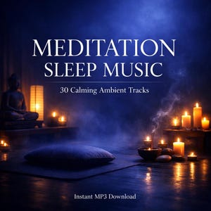 Puede incluir: Una imagen serena que promociona música de meditación y sueño. La escena está bañada en luz azul, con velas e incienso creando una atmósfera relajante. El texto "MEDITATION SLEEP MUSIC" se muestra de forma destacada, junto con "30 Calming Ambient Tracks" y "Instant MP3 Download".