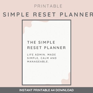 Könnte beinhalten: Ein druckbarer Planer mit dem Titel "SIMPLE RESET PLANNER" auf hellrosa Hintergrund. Der Text enthält "LIFE ADMIN. MADE SIMPLE, CALM AND MANAGEABLE." Die Wörter stehen in einem dunkelgrauen Feld. Unten steht "INSTANT PRINTABLE A4 DOWNLOAD."