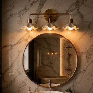 Aplique de pared de latón hecho a mano de 3 luces con pantalla triple blanca con volantes, lámpara de tocador lineal de varilla recta, luminaria de lujo para baño, dormitorio y pasillo.