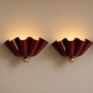 Handgjord vinröd volangvägglampa veckad vågig lampa rödbrun snäckskal lyxig räfflad fläkt sminkbordslampa för hall sovrum singel