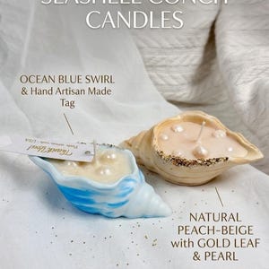 Puede incluir: Dos velas de concha marina. Una es de color azul océano, la otra es de color beige melocotón natural con detalles de pan de oro y perlas. El texto dice "Premium Artisan Seashell Conch Candles". Una etiqueta dice "Thank You!"