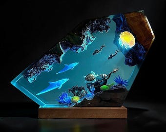 Lámpara de escritorio LED de resina con diseño de buceador, luz nocturna que cambia de color y temática oceánica.