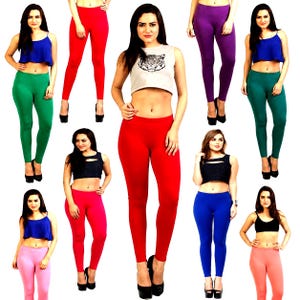 Peut inclure: Une collection de leggings moulants dans diverses couleurs unies, notamment rouge, vert, violet, bleu, rose et corail, associés à des hauts courts sans manches noirs, bleus et gris, dont un avec un imprimé graphique de tête de tigre.