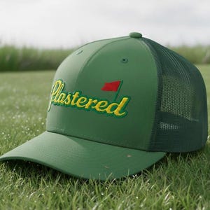 Gorra de golf con diseño de calavera y bordado de alta calidad, parte trasera de malla, ideal como regalo para golfistas.