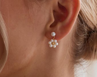 Pendientes de perlas de agua dulce, pendientes minimalistas de flores, pendientes de perlas con forma de margarita, pendientes de boda, regalo para damas de honor, joyería nupcial, regalo para ella.