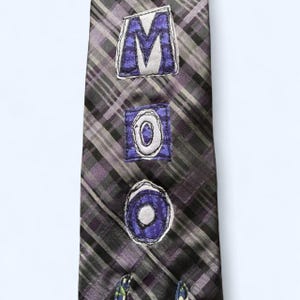 Puede incluir: Un letrero de madera rústica con el texto "Welcome to our home" en letras blancas. El letrero presenta un acabado envejecido y un diseño simple y acogedor, ideal para la decoración de la entrada.