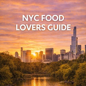 以下が含まれることがあります： 夕焼け時のニューヨークのスカイラインの美しい景色。白い文字で「NYC FOOD LOVERS GUIDE」と書かれています。手前にはボートが浮かぶ川があり、両岸には木々が並んでいます。空はオレンジと紫の色合いで満たされています。