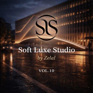 Könnte beinhalten: Werbebild für Soft Luxe Studio by Zelal, VOL.10. Das Bild zeigt ein modernes Gebäude mit warmer Beleuchtung vor einer dunklen, nassen Straße. Das Logo des Studios befindet sich oben, darunter Text.