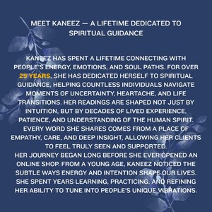 Op de afbeelding: Witte tekst op een donkerblauwe achtergrond: "MEET KANEEZ - A LIFETIME DEDICATED TO SPIRITUAL GUIDANCE." De tekst beschrijft Kaneez' 25 jaar ervaring in spirituele begeleiding en het helpen van anderen.