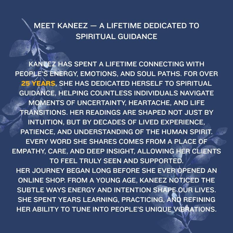 Op de afbeelding: Witte tekst op een donkerblauwe achtergrond: "MEET KANEEZ - A LIFETIME DEDICATED TO SPIRITUAL GUIDANCE." De tekst beschrijft Kaneez' 25 jaar ervaring in spirituele begeleiding en het helpen van anderen.