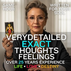 Könnte beinhalten: Eine Frau hält eine Tarotkarte. Der Text auf dem Bild lautet "VERYDETAILED EXACT THOUGHTS FEELINGS" und "OVER 25 YEARS EXPERIENCE". Weitere Texte sind "LIFE LOVE DESTINY" und "WRITTEN FOR YOUR SOUL".